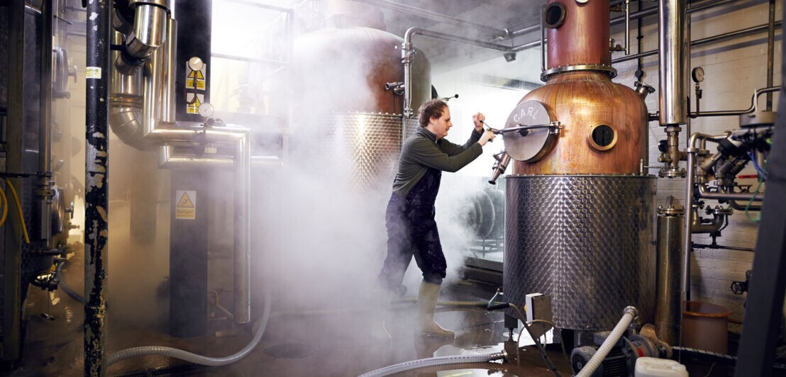 Ein Arbeiter in einer Distillerie