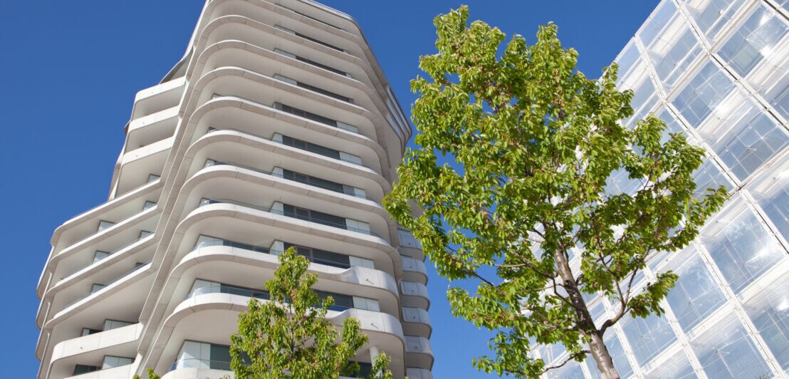 Zwei moderne Hamburger Gebäude am Hafen