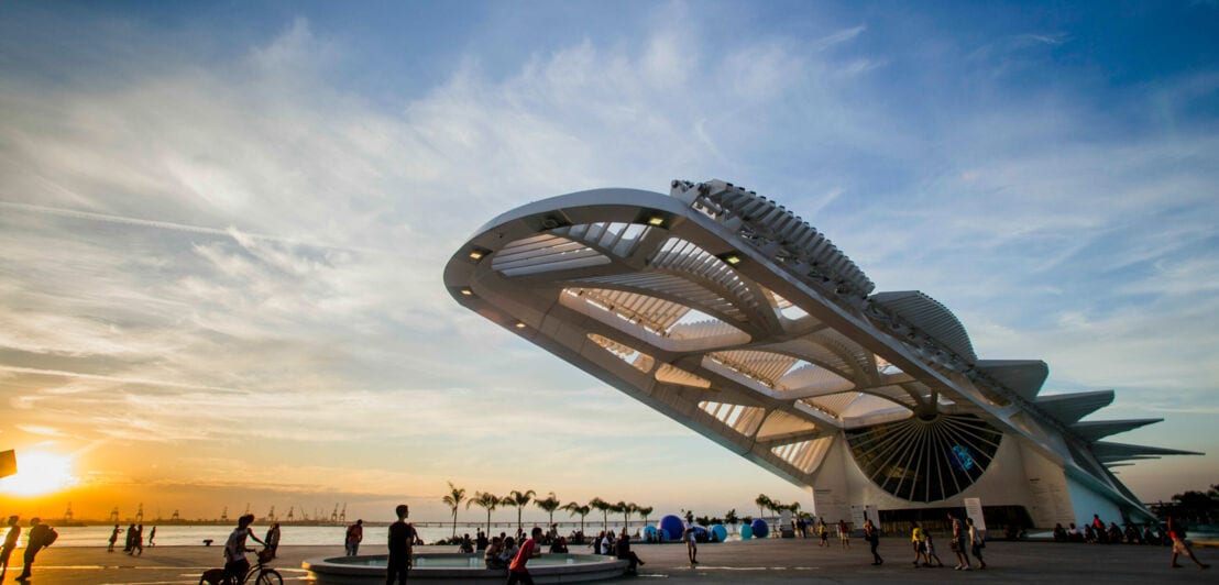 Ein futuristisches Gebäude ragt schräg in den Himmel