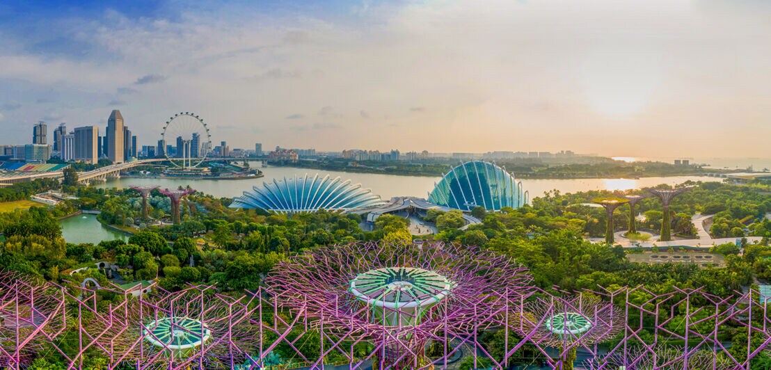 Ein künstlich und bunt angelegtes Parkgelände mit futuristischen Gebäuden