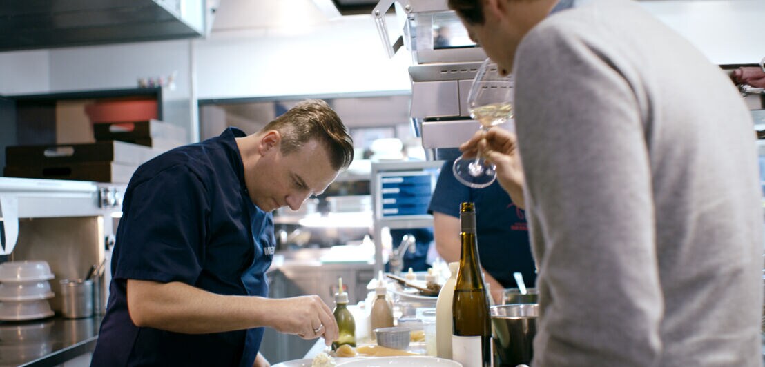 Tim Raue und Jochen Dreissigacker experimentieren in der Küche mit einem Foodpairing