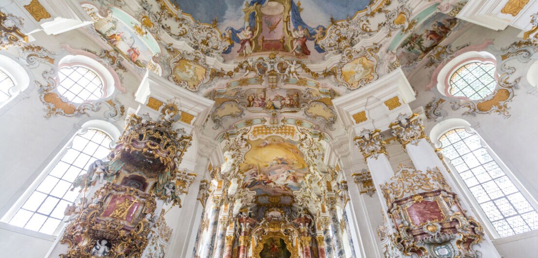 Prunkvoller Innenraum mit Fresken und Gold in der katholischen Wieskirche