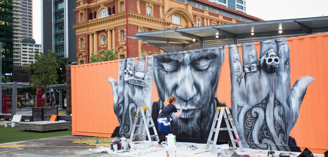 Entstehung von Graffiti-Kunst auf Container im urbanen Raum