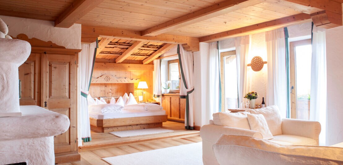 Ein luxuriöses Hotelzimmer mit heller Einrichtung und Holzvertäfelung