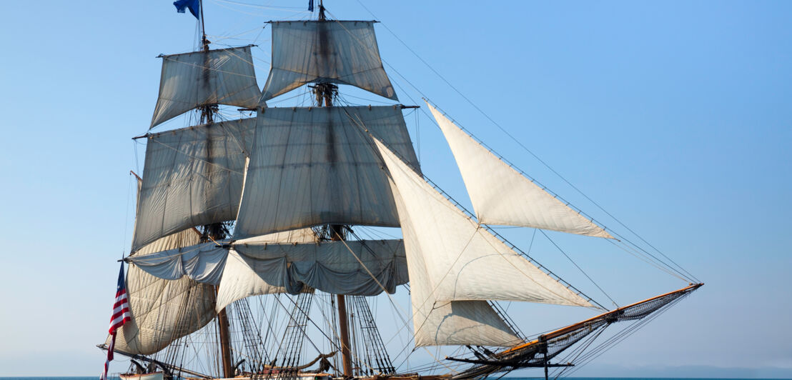 Ein historisches Segelschiff mit zwei Masten und drei Vorsegeln