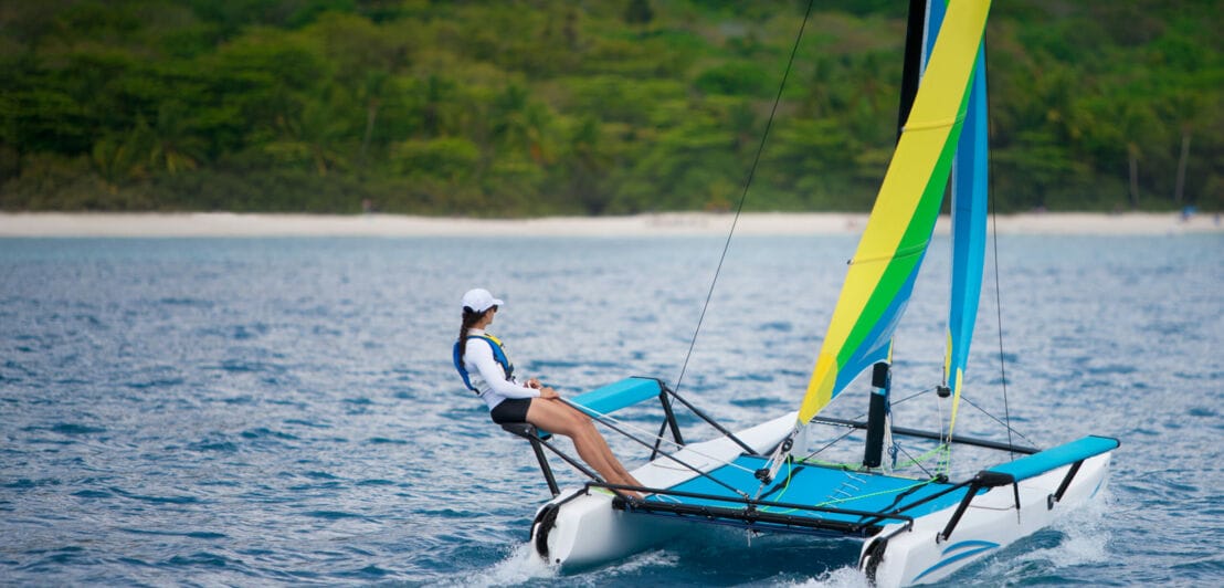 Ein Katamaran im Wasser vor der Küste