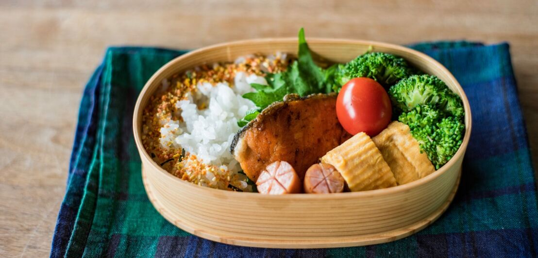 Eine Bento Box aus Reis, Gemüse und Fleisch