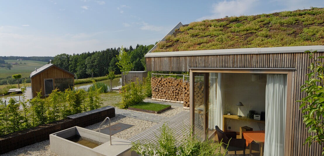 Ein luxuriöses Holzhaus mit begrüntem Dach