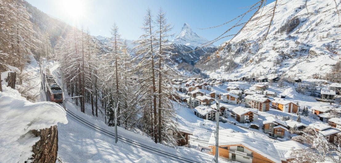 Das idyllisch verschneite Bergdorf Zermatt vor der Kulisse des Matterhorns