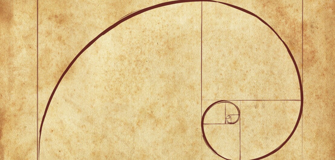 Zeichnung einer Fibonacci-Spirale auf Pergamentpapier