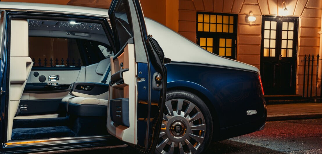 Blick in den Fond eines Rolls-Royce mit erleuchtetem LED-Sternenhimmel