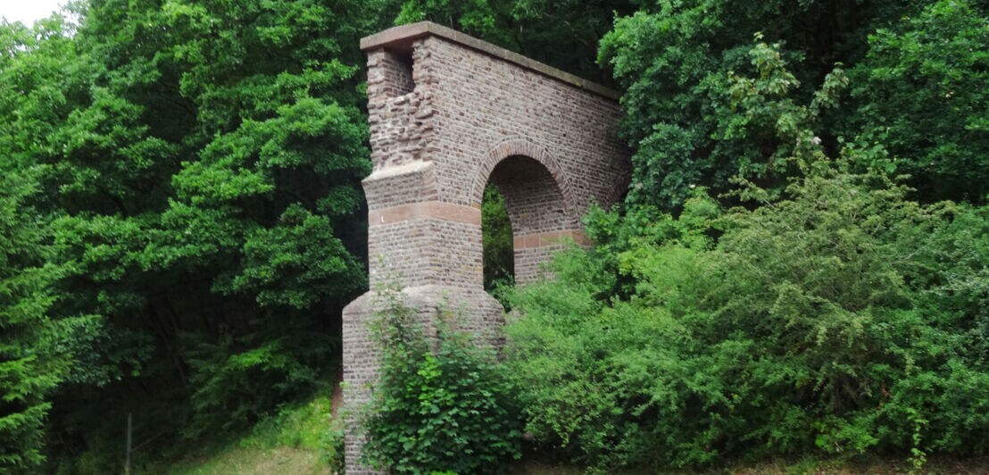 Römische Aquäduktruine in der Landschaft