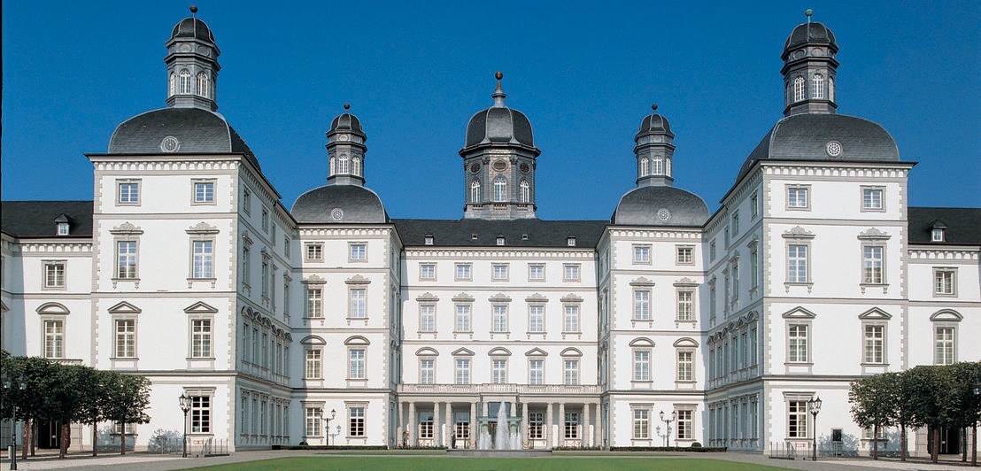 Prunkvolle, weiße Hotelanlage in Schloss Bensberg
