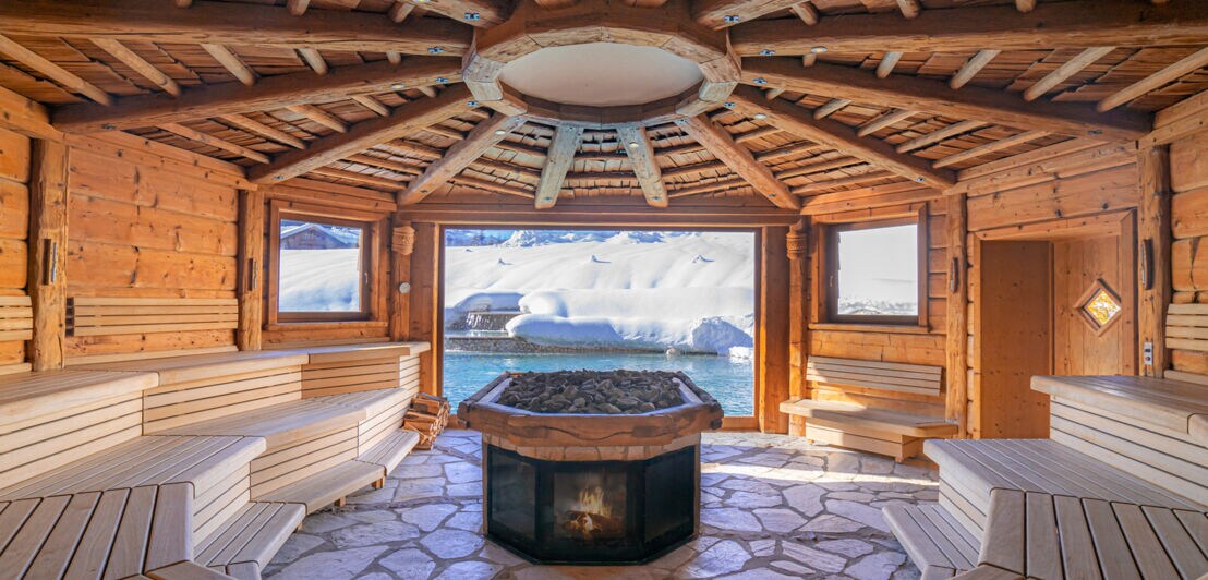 Innenaufnahme einer großen Sauna mit Ausblick in die winterliche Natur