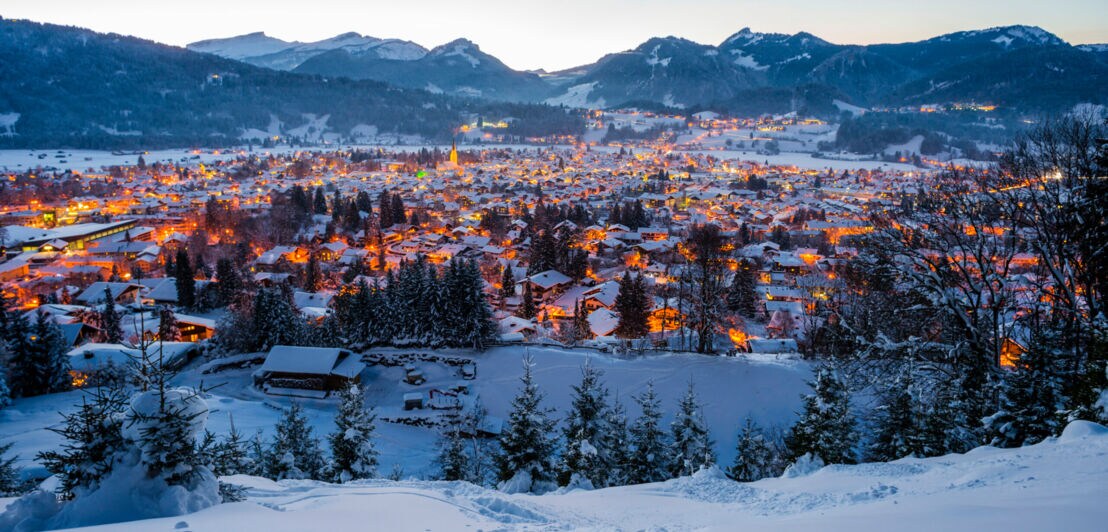 Blick auf das abendliche Oberstdorf im Winter