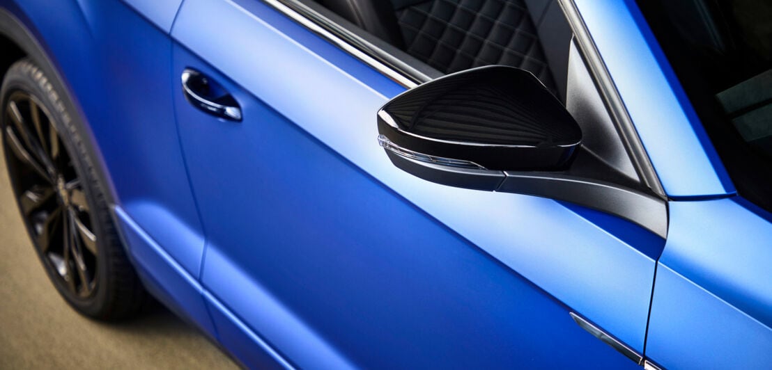 Eine Tür des Sondermodell Volkswagen T-Roc Cabriolet R-Line Blue Edition in Nahaufnahme