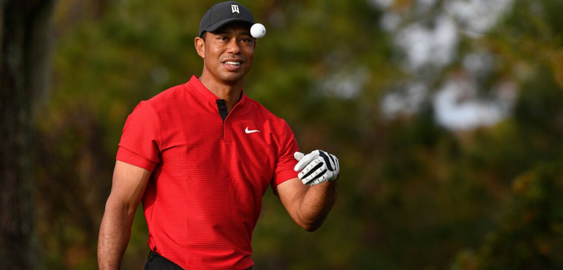 Golfprofi Tiger Woods spielt mit einem Golfball