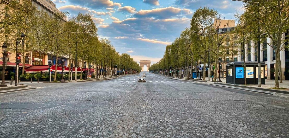 Die leeren Champs-Élysées mit dem Arc de Triomphe