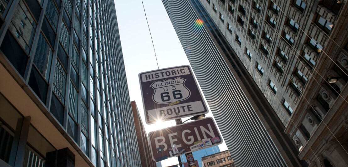 Ein Straßenschild markiert den Beginn der Route 66 in Chicago.
