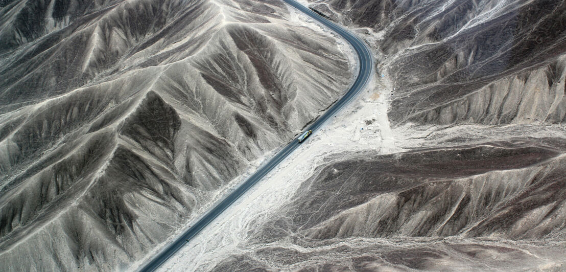 Karge Landschaft: Panamerikanische Autobahn durch die Nazca-Wüste, Peru, Südamerika