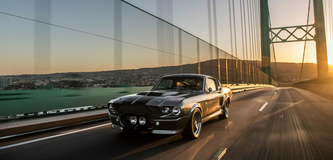 Ein Ford Mustang Shelby GT500 Eleonore fährt über die Golden Gate von San Francisco