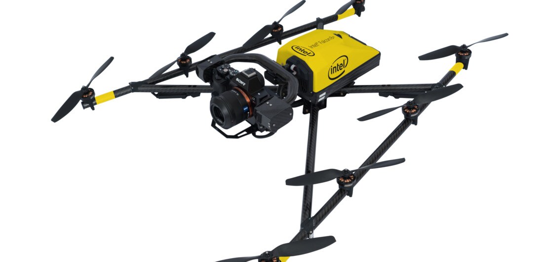Eine schwarz-gelbe Drohne mit seitlich je vier Propellern