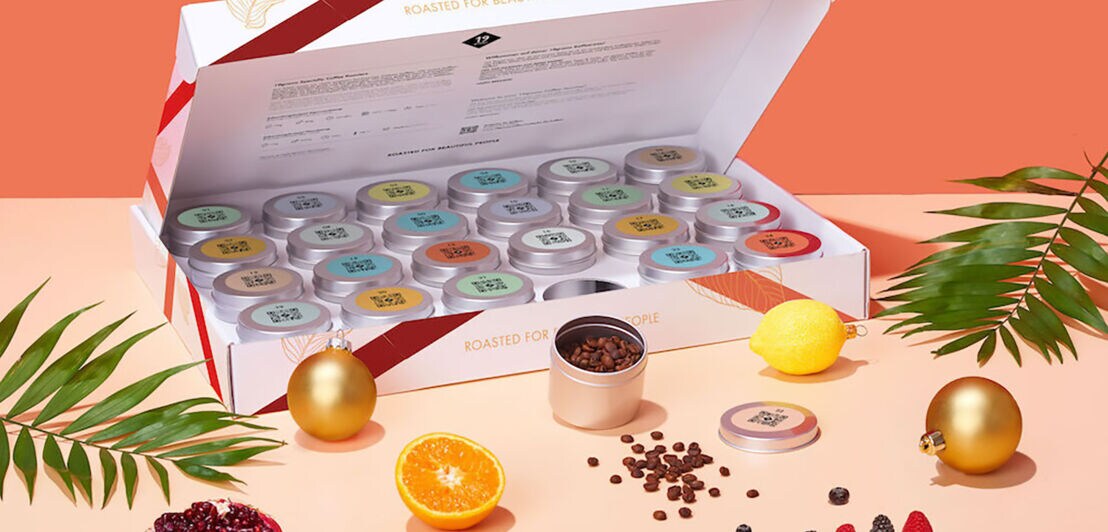 Ein Adventskalender mit verschiedenen Kaffeebohnen