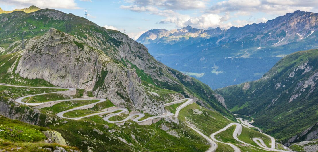Die Straße über den Gotthard in den Alpen.