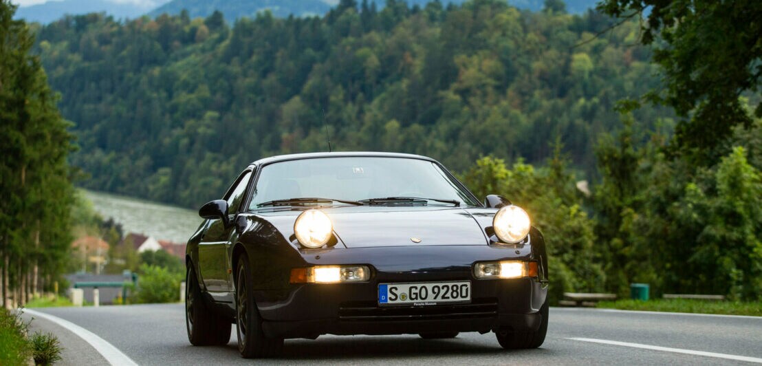 schwarzer Porsche 928 GTS