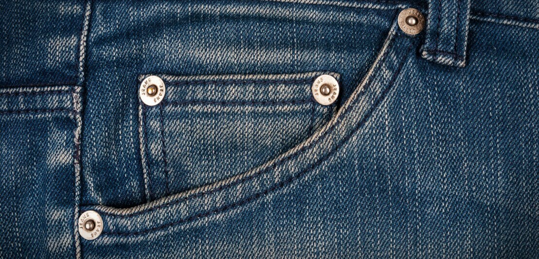 Nahaufnahme der kleinen Tasche vorne in der Jeans