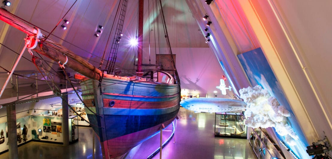 Das Fram Museum von Innen mit Exponaten, im Zentrum ein Segelschiff
