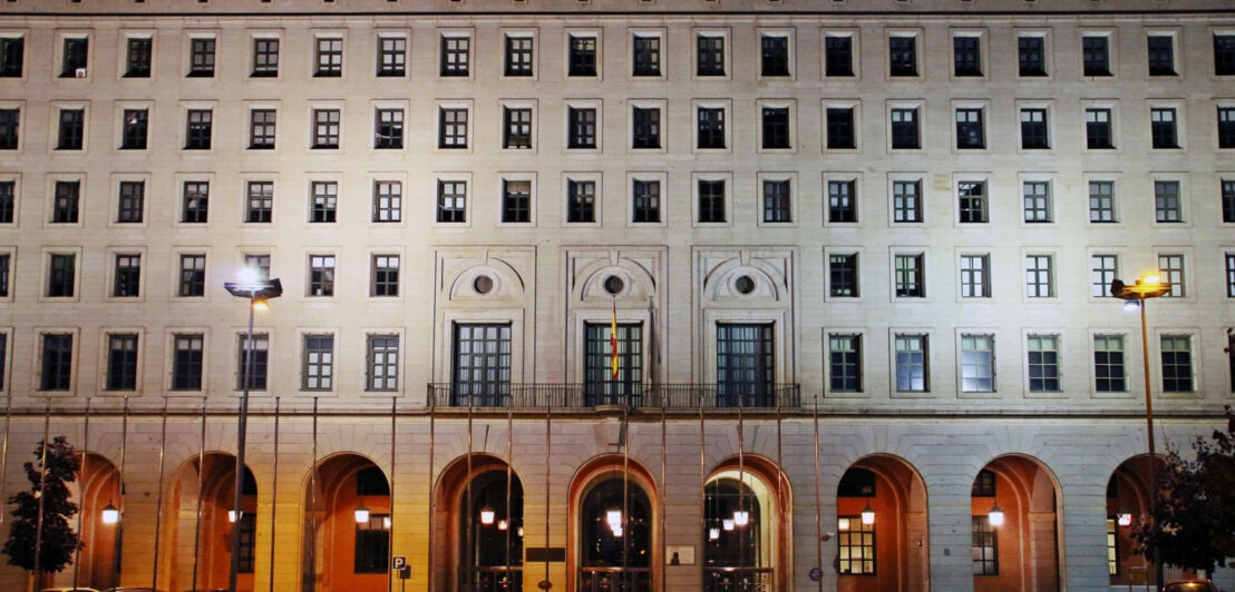 Fassade eines Gebäudekomplexes mit zahlreichen Fenstern und Torbögen