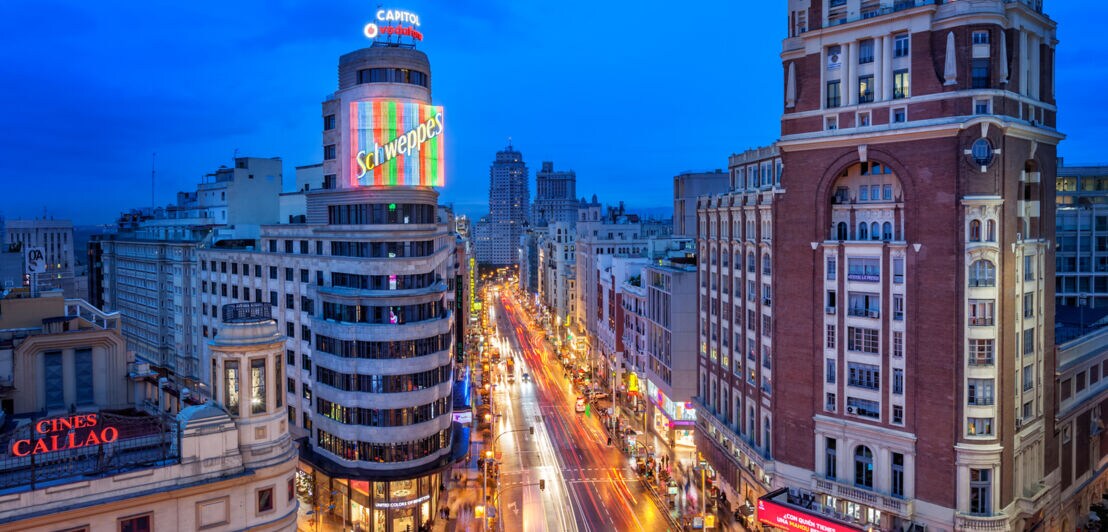 Aufsicht auf belebte Straßenkreuzung im Zentrum von Madrid bei Nacht