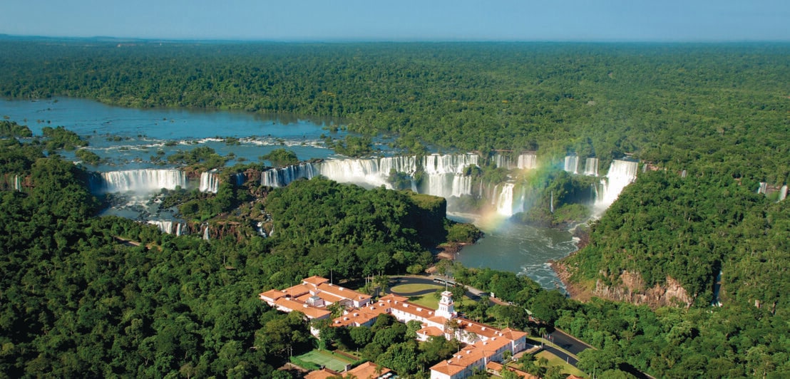 Luftaufnahme eines Hotelkomplexes im Regenwald neben den Iguazú-Wasserfällen