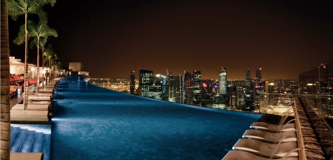 Ein schmaler, dafür langer Infinity-Pool über den Dächern Singapurs
