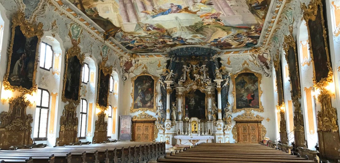 Kirchensaal der barocken Asamkirche Maria de Victoria mit Fresko und Goldverzierungen