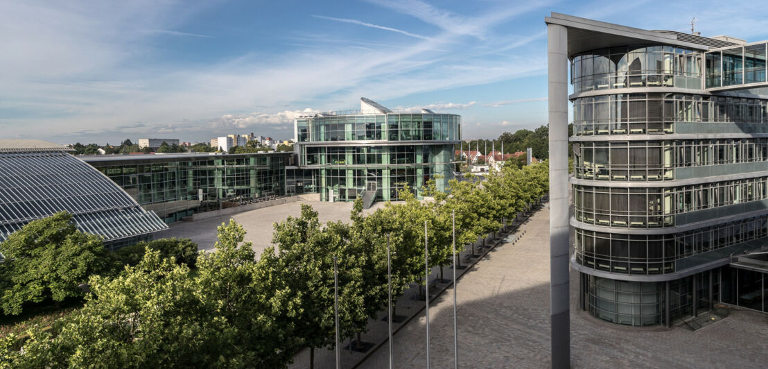 Gelände des Audi Forums mit modernen Gebäudekomplexen