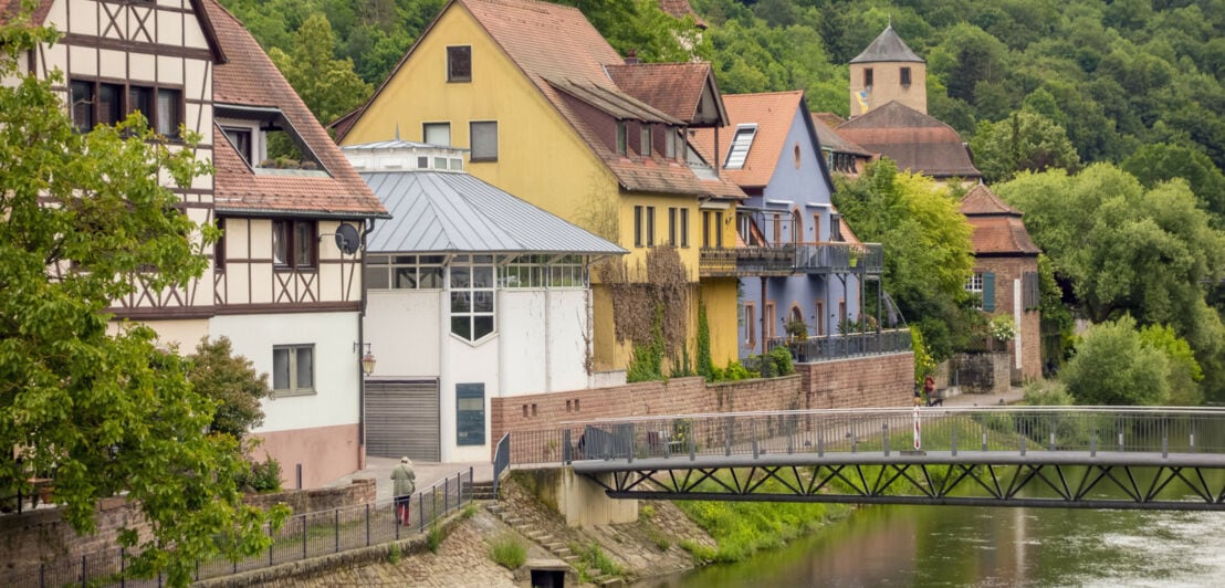 Häusergruppe der mittelalterlichen Stadt Wertheim an der Tauber mit Brücke, im Hintergrund Wald