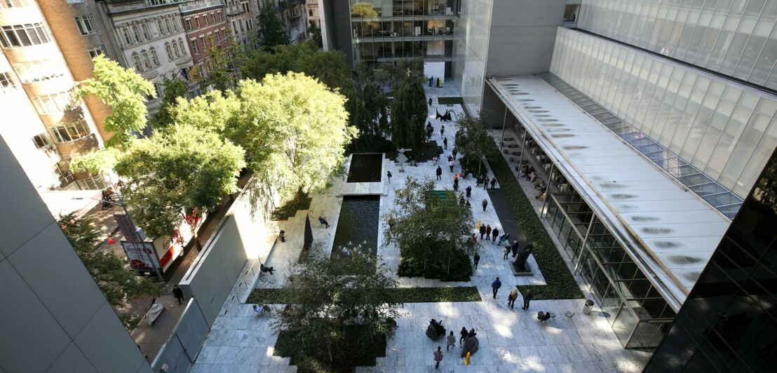Aufsicht eines modernen Dachgartens mit Skulpturen und Besuchern im New Yorker Museum für Moderne Kunst