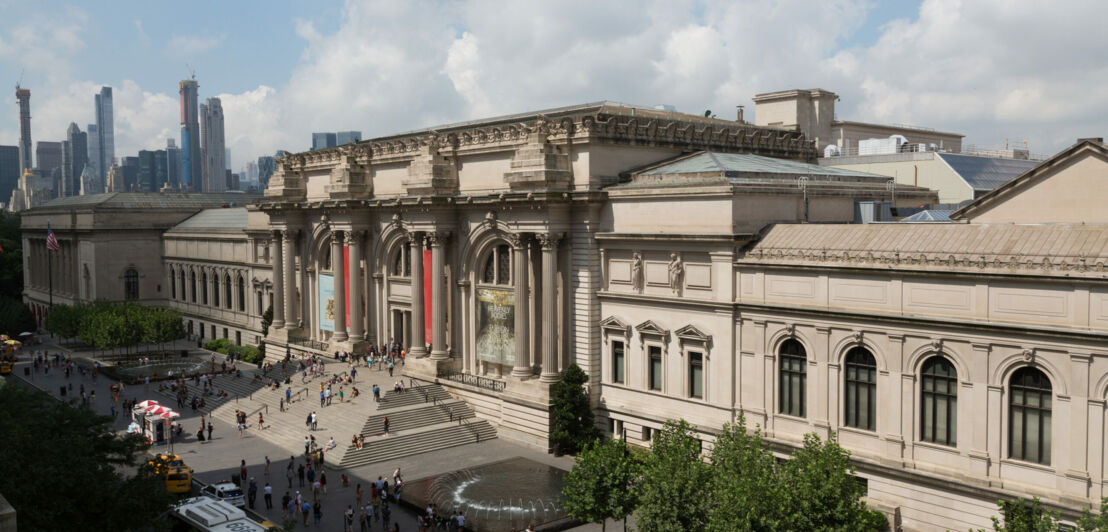 Imposantes Gebäude und Haupteingang des New Yorker Metropolitan Museum of Art vor der Skyline Manhattans