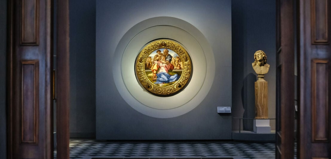 Michelangelos Gemälde Tondo Doni als rundes Ausstellungsstück im Museum
