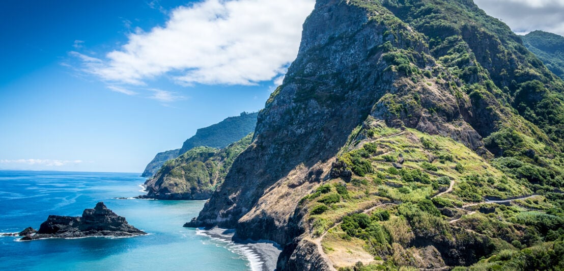 Gebirgige und begrünte Nordküste der Insel Madeira umgeben von Meer