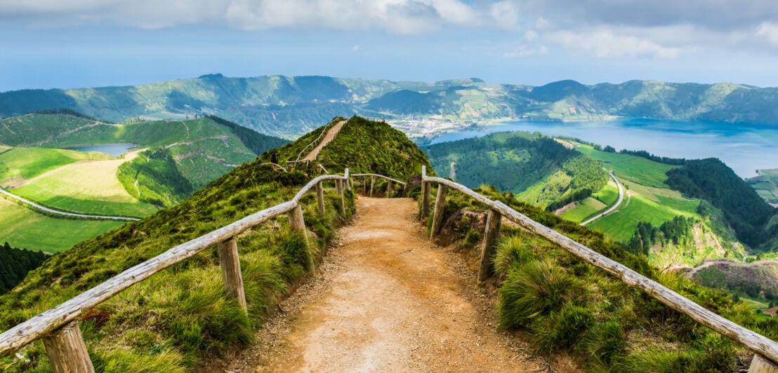 Panoramaweg mit Blick über die begrünte Kraterlandschaft des Nationalparks Sete Cidades auf der Azoreninsel São Miguel