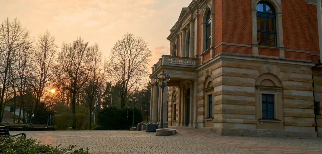 Das Festspielhaus Bayreuth im Abendlicht.