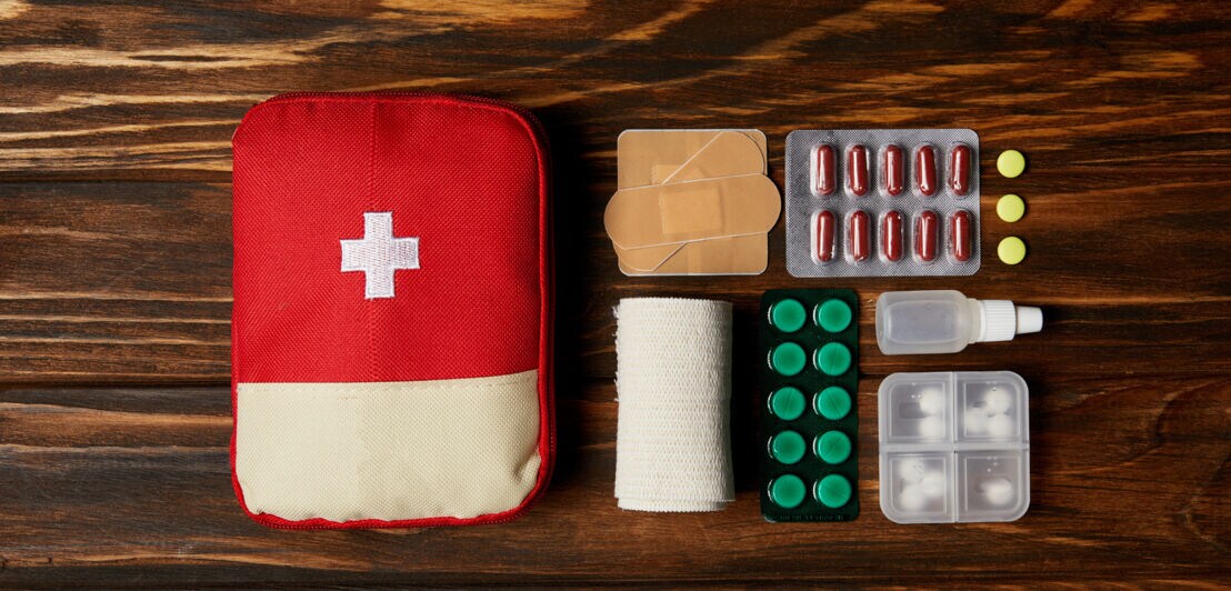 Erste-Hilfe-Set, Tabletten, Pflaster und Verbandsmaterial