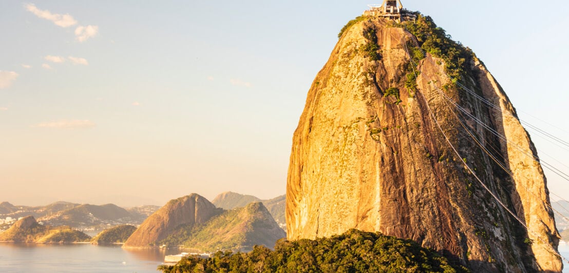 Der Zuckerhut in Rio de Janeiro mit Aussichtsplattform und Seilbahn auf der Spitze