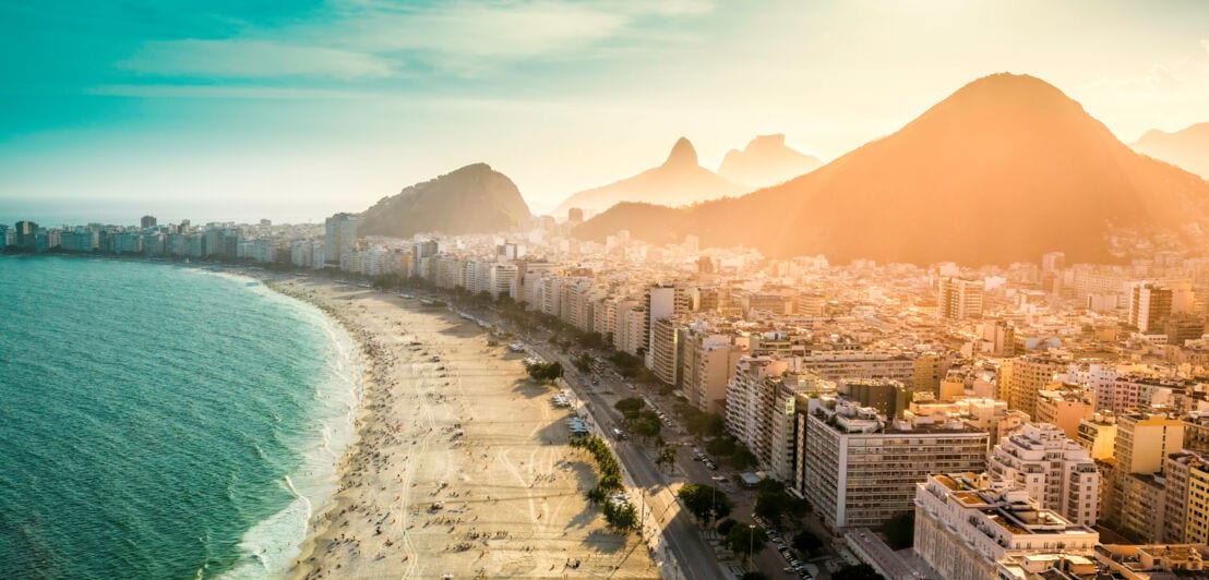 Luftaufnahme des Strandes von Copacabana in Stadtzentrum von Rio de Janeiro, im Hintergrund Bergpanorama