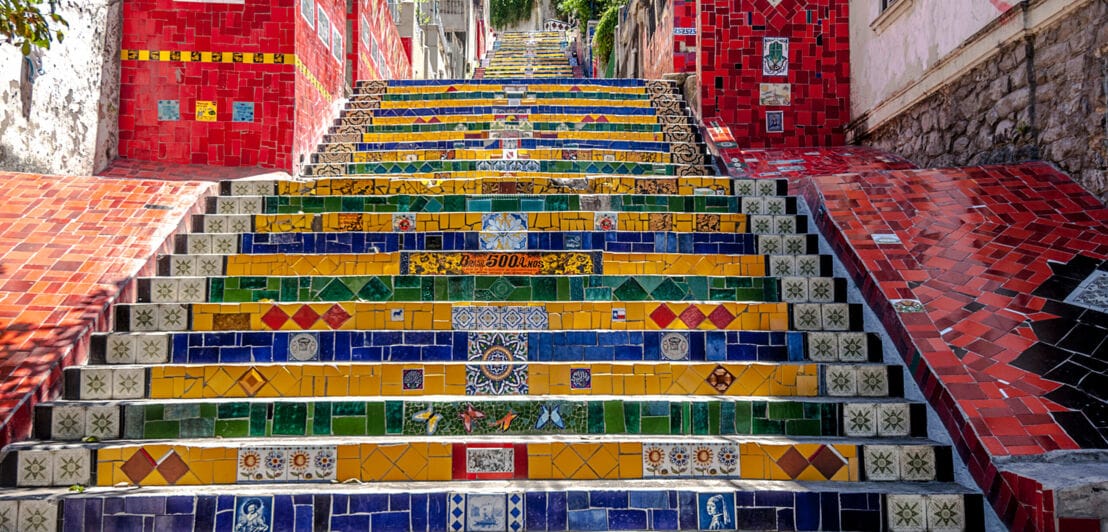 Eine bunte Fliesentreppe in Rio de Janeiro