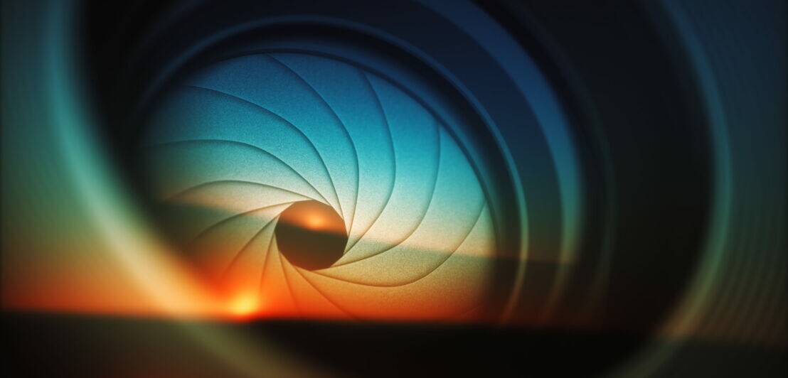 Die Blende eines Objektivs reflektiert einen Sonnenuntergang