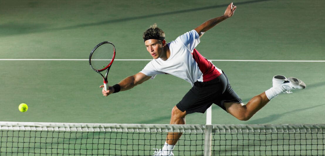 Ein junger Mann spielt Tennis